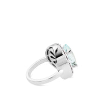 Sortija de oro blanco con aguamarina oval y orla de diamantes