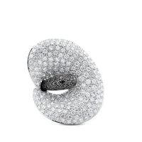 Sortija cala oro blanco con pavé de diamantes blancos y pistilo con pavé de diamantes negros