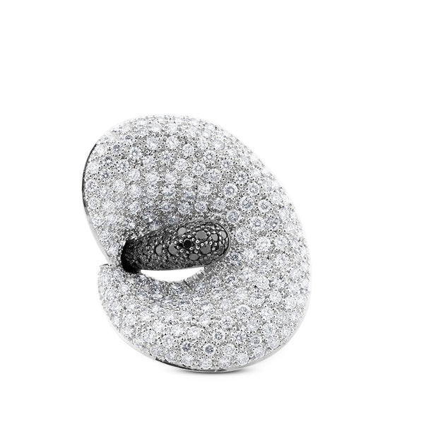 Sortija cala oro blanco con pavé de diamantes blancos y pistilo con pavé de diamantes negros