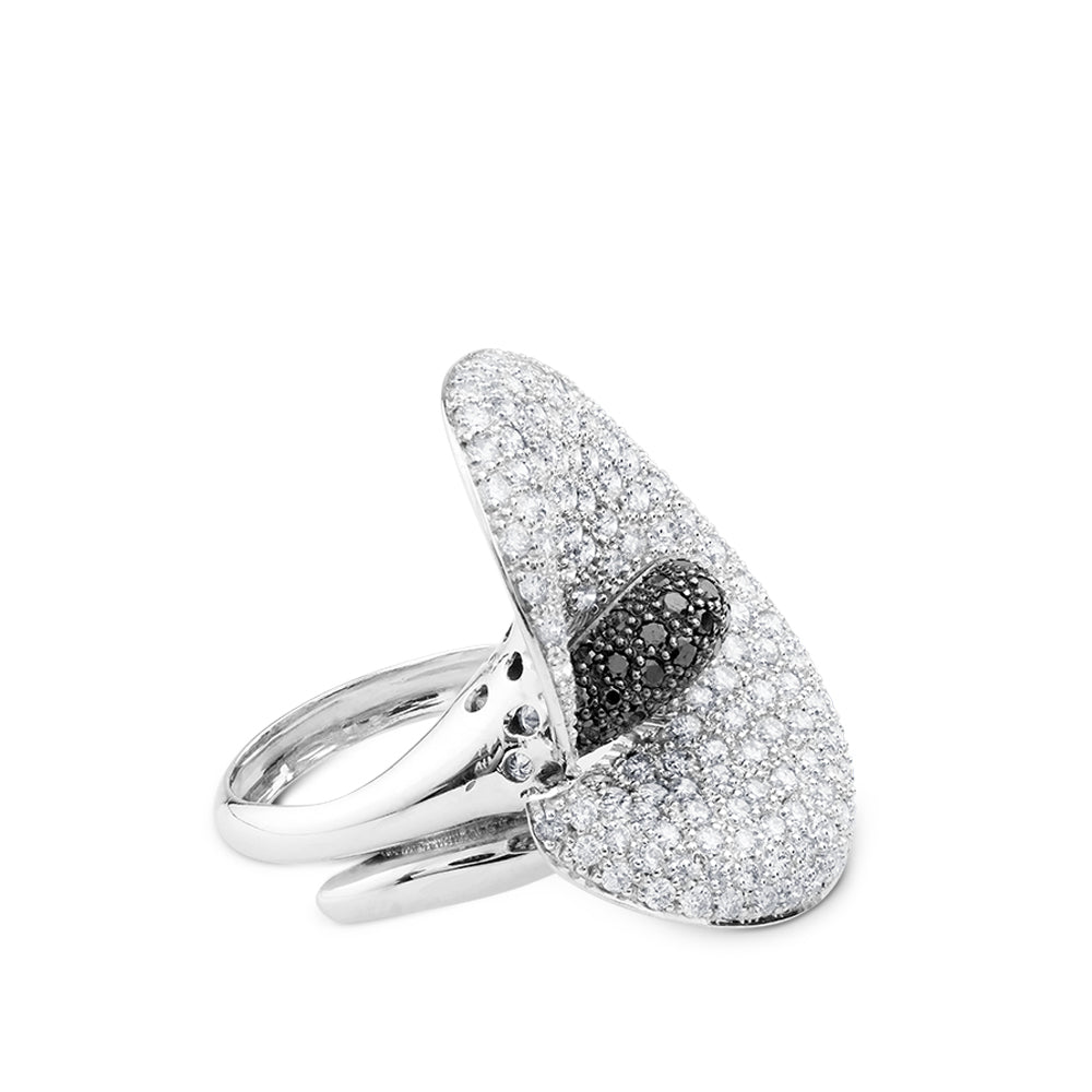 Sortija cala oro blanco con pavé de diamantes blancos y pistilo con pavé de diamantes negros