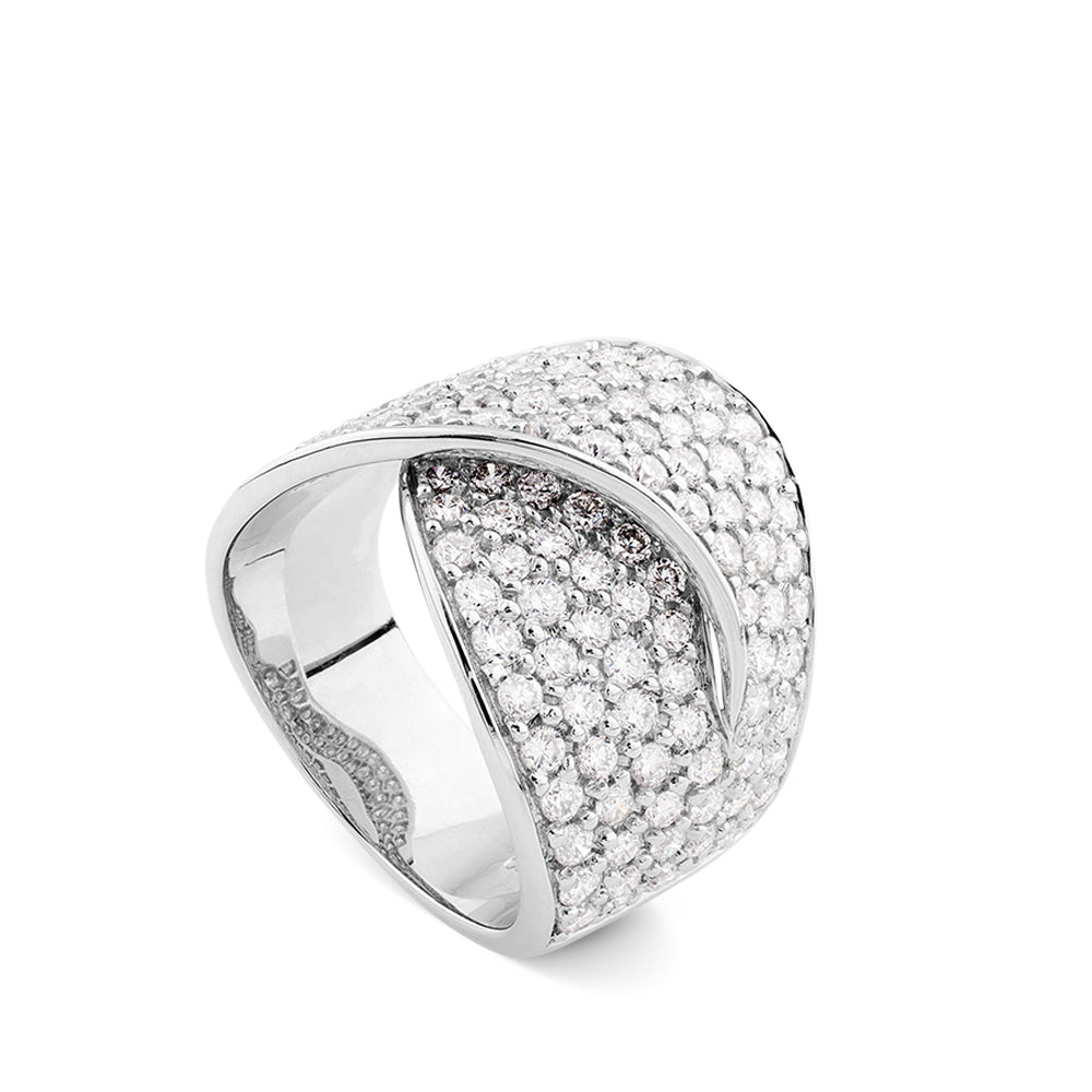 Sortija de oro blanco cruzada con pavé de diamantes