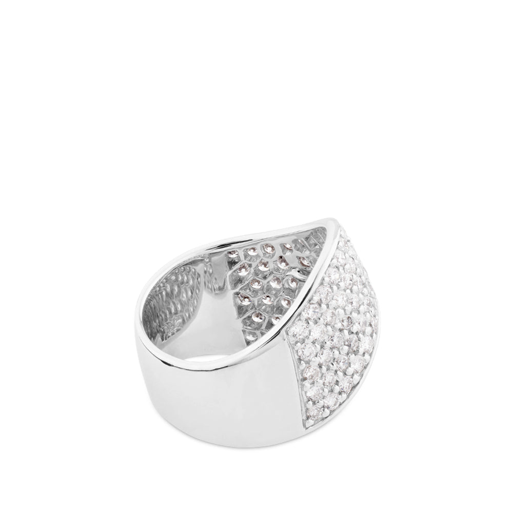 Sortija de oro blanco cruzada con pavé de diamantes