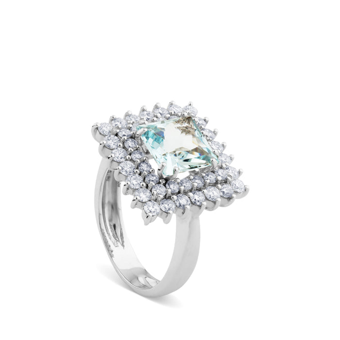 Sortija de oro blanco con aguamarina y orla de diamantes