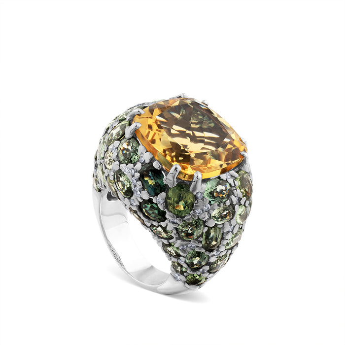 Sortija de oro blanco con cuarzo citrino central y diamantes y zafiros verdes laterales