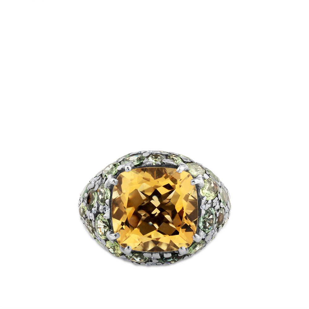Sortija de oro blanco con cuarzo citrino central y diamantes y zafiros verdes laterales
