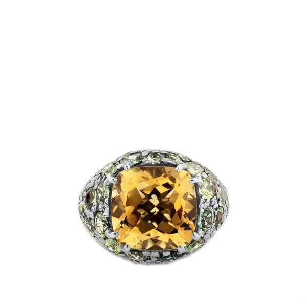Sortija de oro blanco con cuarzo citrino central y diamantes y zafiros verdes laterales
