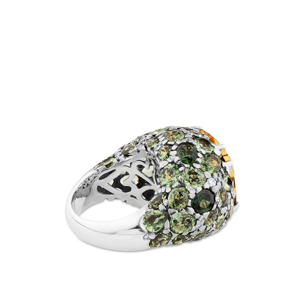 Sortija de oro blanco con cuarzo citrino central y diamantes y zafiros verdes laterales