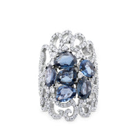 Sortija ancha de oro blanco con pavé de diamantes y zafiros