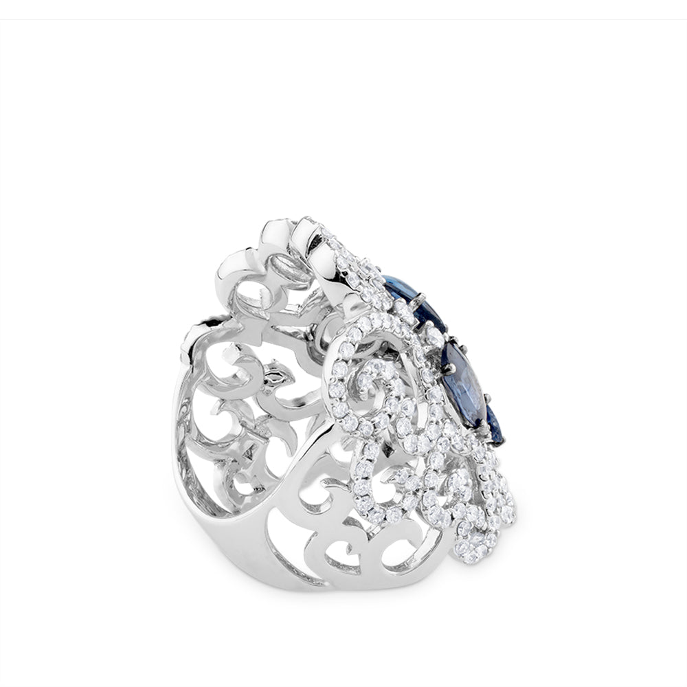 Sortija ancha de oro blanco con pavé de diamantes y zafiros