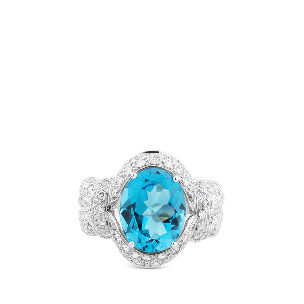Sortija de oro blanco con topacio azul oval y pavé de diamantes