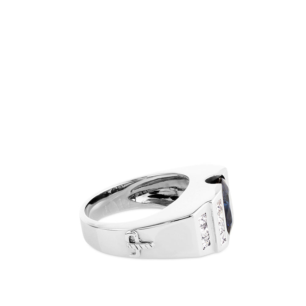 Sortija "Royal Trilogy" de oro blanco con zafiro oval y diamantes laterales