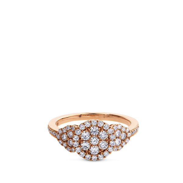 Sortija de oro rosa con círculo de diamantes y pavé de diamantes laterales