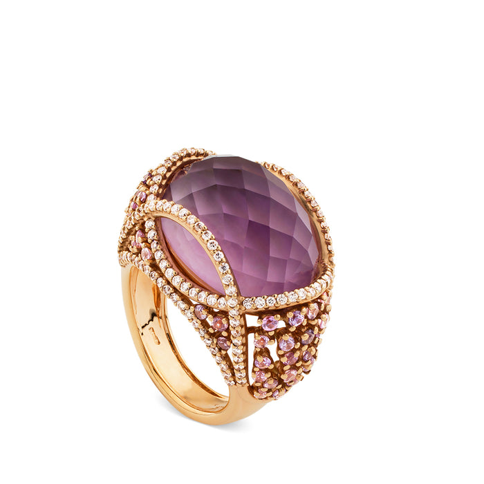 Sortija de oro rosa con doblete de amatista y nacar y pavés laterales de diamantes y zafiros violetas