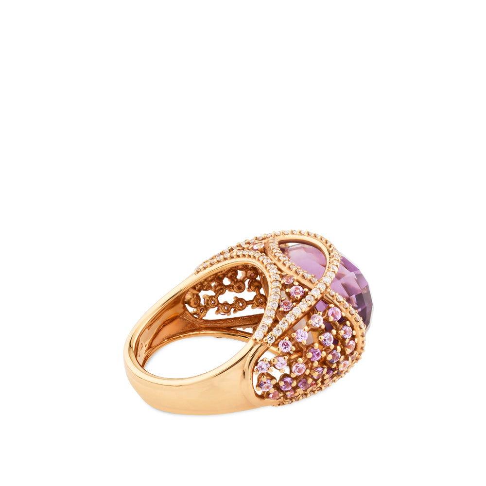 Sortija de oro rosa con doblete de amatista y nacar y pavés laterales de diamantes y zafiros violetas