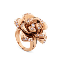 Sortija de oro rosa con flor de pétalos movibles con diamantes