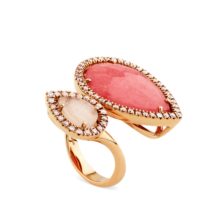 Sortija "tu y yo" de oro rosa con rodonita y nacar en talla pera y orla de diamantes