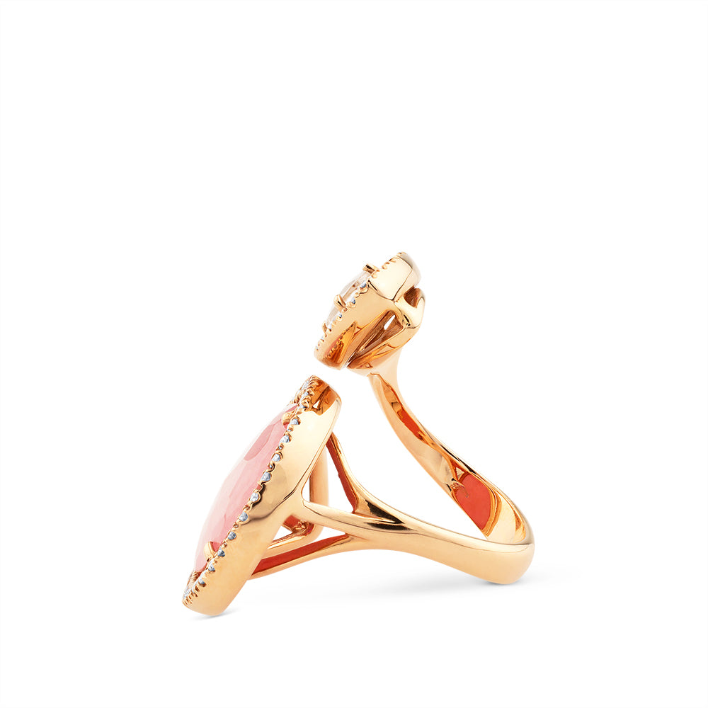 Sortija "tu y yo" de oro rosa con rodonita y nacar en talla pera y orla de diamantes