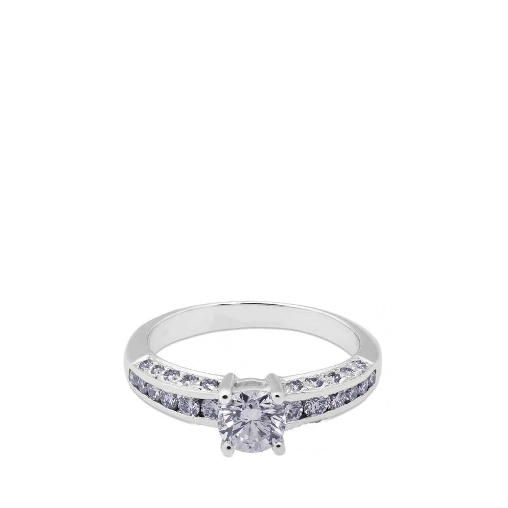 Solitario de oro blanco con diamante talla brillante y diamantes laterales
