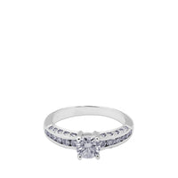 Solitario de oro blanco con diamante talla brillante y diamantes laterales