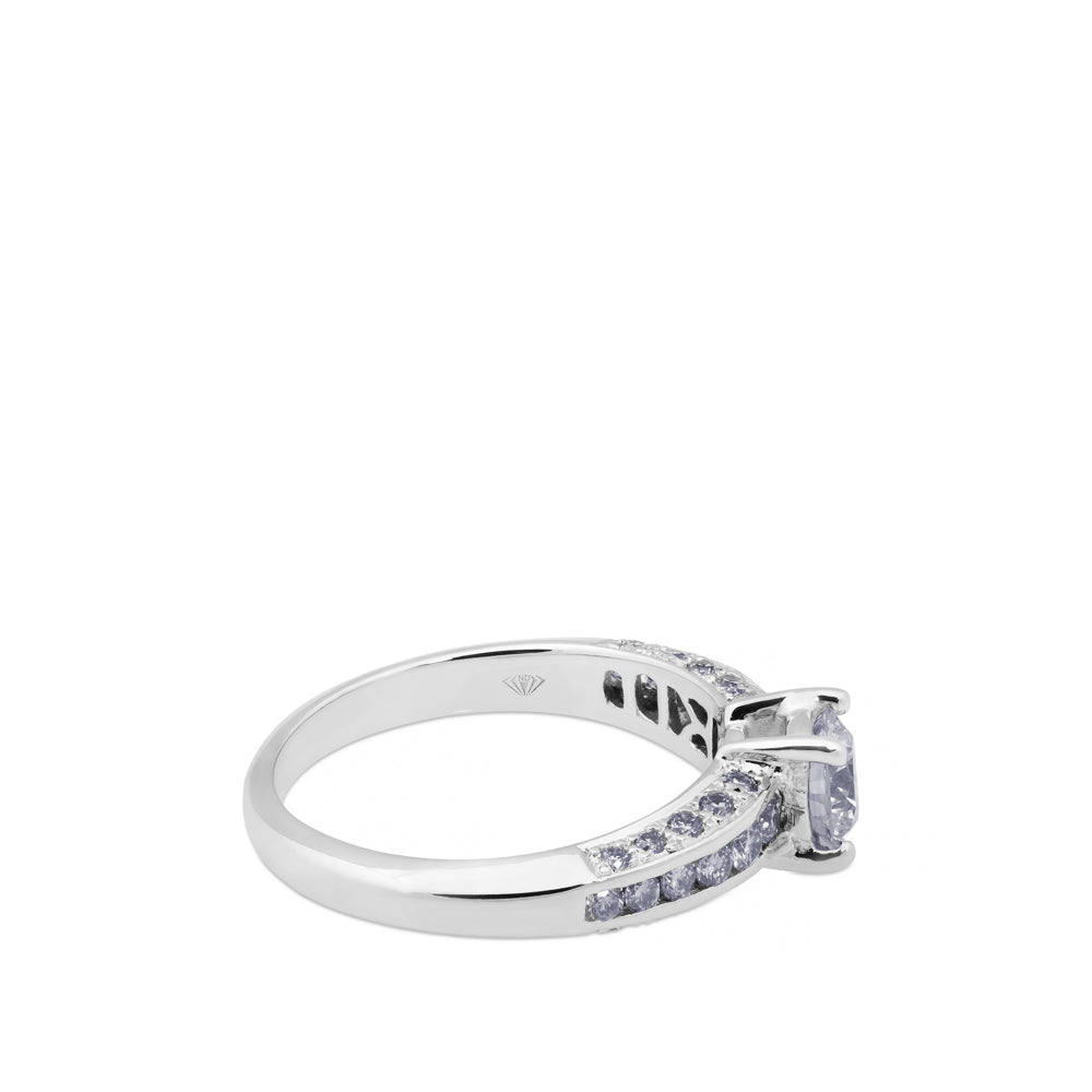 Solitario de oro blanco con diamante talla brillante y diamantes laterales