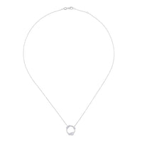 Colgante de oro blanco con círculo de diamantes blancos