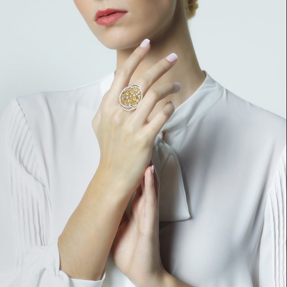 Sortija fantasía de oro blanco con pavé de diamantes y diamantes fancy