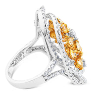 Sortija fantasía de oro blanco con pavé de diamantes y diamantes fancy