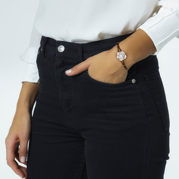 Pulsera con flor de oro blanco y diamantes con cordón de cuero marrón