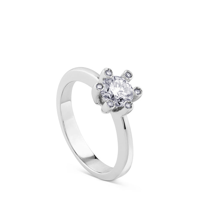Solitario de oro blanco 0,80 quilates engastado en 6 garras con diamantes