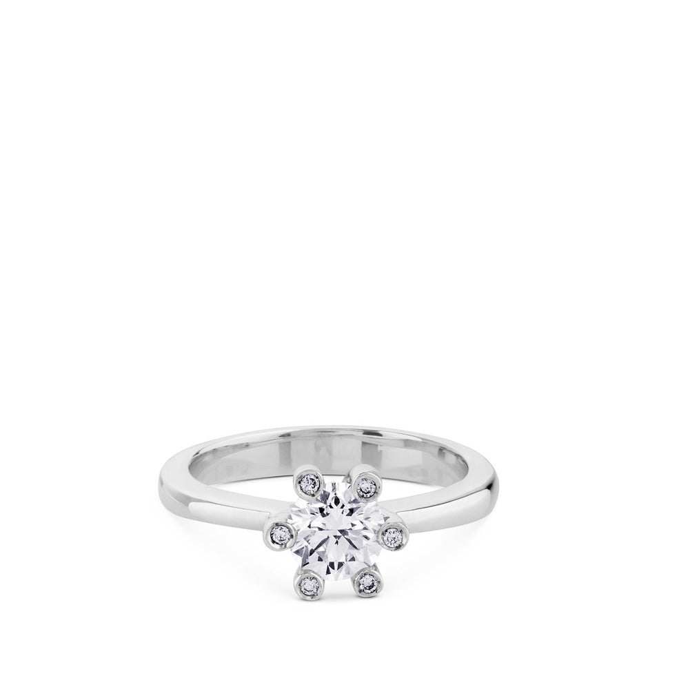 Solitario de oro blanco 0,80 quilates engastado en 6 garras con diamantes