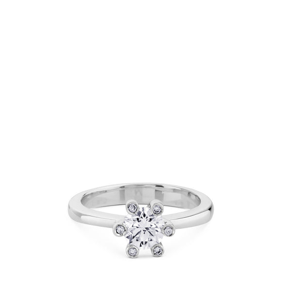 Solitario de oro blanco 0,80 quilates engastado en 6 garras con diamantes