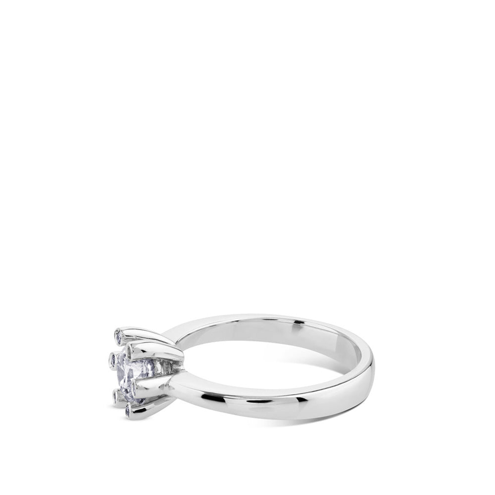 Solitario de oro blanco 0,80 quilates engastado en 6 garras con diamantes