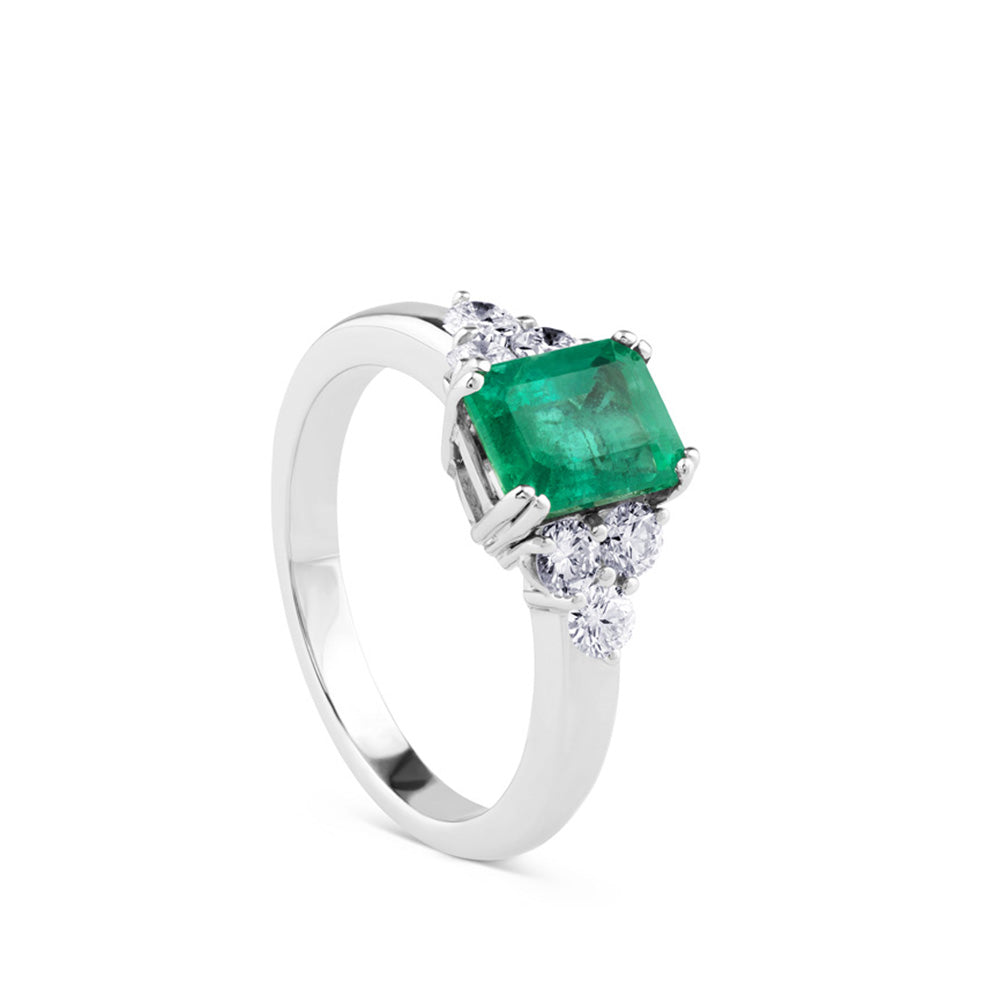 Sortija_esmeralda_oro_blanco_con_6_diamantes_laterales_vista_vertical_chocron_joyeros