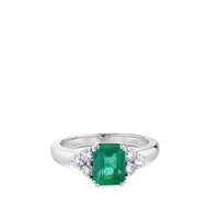 Sortija_esmeralda_oro_blanco_con_6_diamantes_laterales_chocron_joyeros