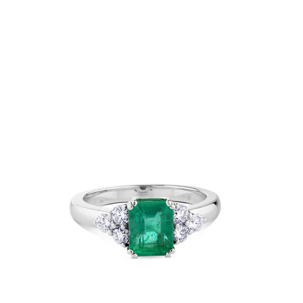 Sortija_esmeralda_oro_blanco_con_6_diamantes_laterales_chocron_joyeros