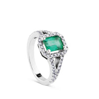 sortija oro blanco con esmeralda central y orla de diamantes_J4388SB_Chocron Joyeros