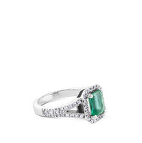 Sortija "Royal Trilogy" de oro blanco con esmeralda y orla de pavé de diamantes
