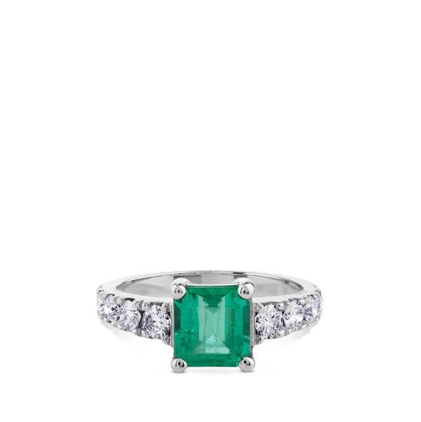 Sortija_esmeralda_oro_blanco_con_diamantes_laterales_chocron_joyeros