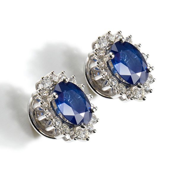 Pendientes "Royal Trilogy" de oro blanco con zafiro oval y orla de diamantes