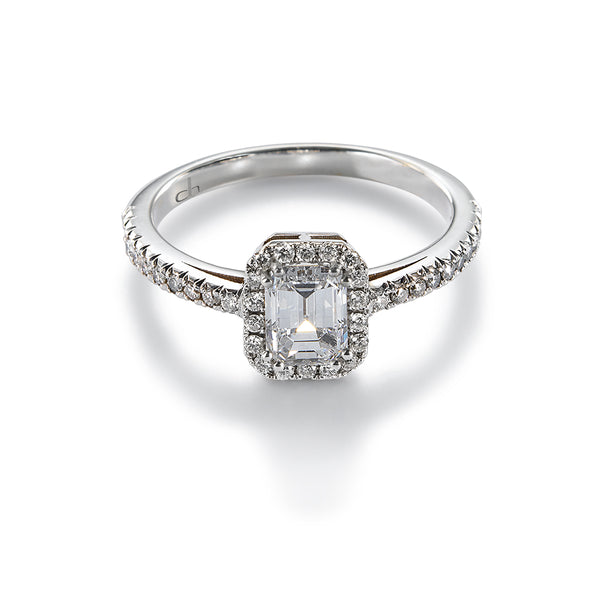 Sortija "Amelia" de oro blanco con diamante talla esmeralda y orla de diamantes