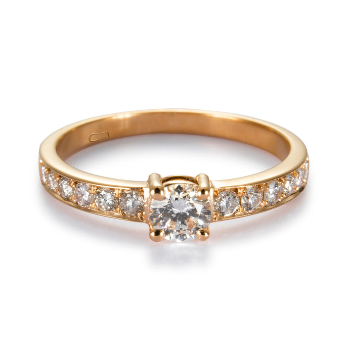 Solitario "Norah" de oro rosa con diamante central en garra y brillantes en montura