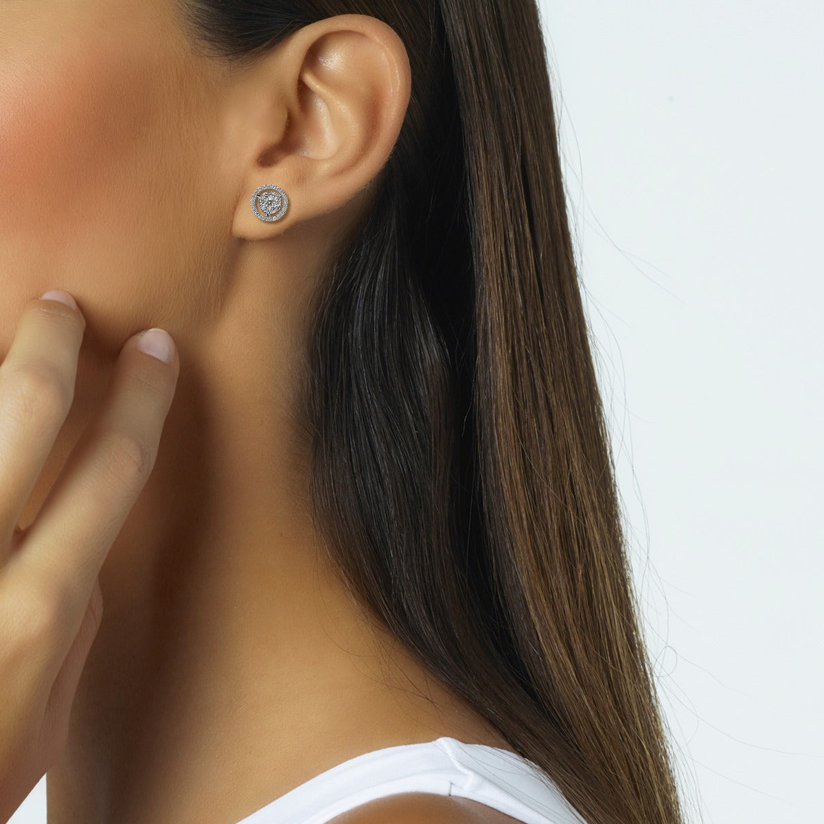 Pendientes de oro blanco con diamantes y orla de diamantes