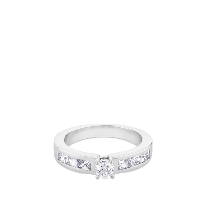 Solitario "Sofía" de oro blanco con princesas y diamante central talla brillante