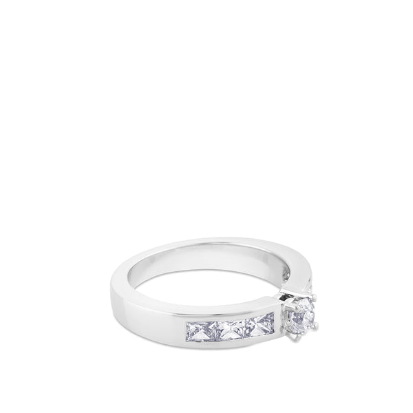 Solitario "Sofía" de oro blanco con princesas y diamante central talla brillante