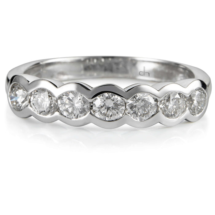 Sortija-media-alianza-oro-blanco-diamantes-brillantes-chaton- Ref J5387SB_Chocrón Joyeros
