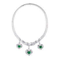 Collar "Colección Privada" de oro blanco con diamantes y esmeraldas talla corazón