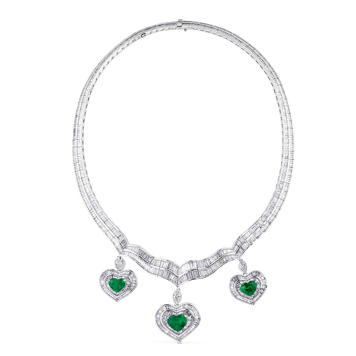 Collar "Colección Privada" de oro blanco con diamantes y esmeraldas talla corazón