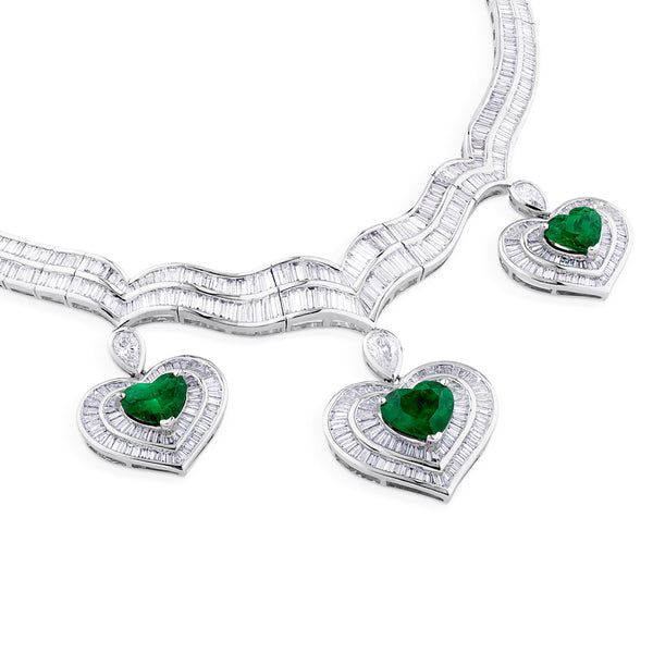 Collar "Colección Privada" de oro blanco con diamantes y esmeraldas talla corazón