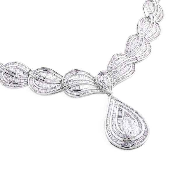 Collar de oro blanco "Colección Privada" con diamantes talla baguette y colgante con diamante talla pera