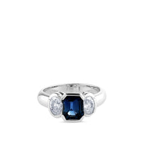 Sortija de oro blanco con diamantes y zafiro azul